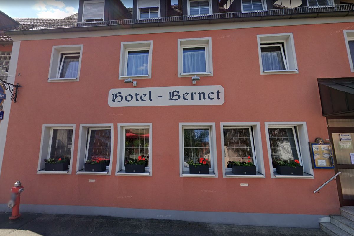 Außenansicht des Hotel Bernet am Marktplatz in Feucht
